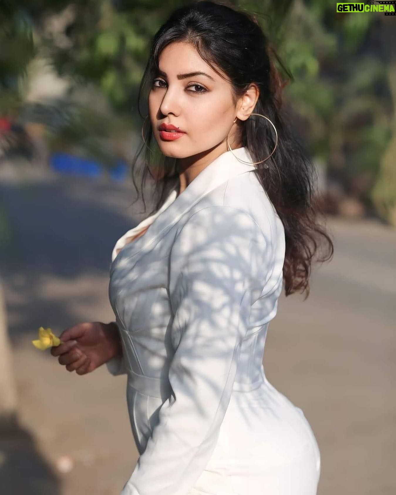 Komal Jha Instagram - 🇮🇱🙏🏻🇵🇸 The first casuality in any War is - The Truth !!!! Truth Died. First one to die was - TRUTH. PLEASE 🙏🏻 DO NOT Believe in what media is showing you. They are being paid for it. It's an information warfare!!! Both countries have little kids and 85% people in both Israel 🇮🇱 and Palestine 🇵🇸 are NOT fighting. PLEASE 🙏🏻 understand 15 % people of both countries are PAID by someone "else" just to create chaos and havoc to distract WE ALL , THE WHOLE WORLD 🌎 ; DISTRACT US FROM SOMETHING BIGGER THEY ARE DOING ELSEWHERE 🪬👣💀💸👽👾 🙏🏻 PLEASE DON'T BLAME . EVIL IS PLAYING THIS GAME.