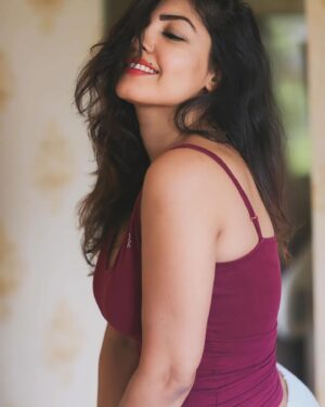 Komal Jha Instagram - “शख्सियत अच्छी होगी तभी दुश्मन बनेंगे,
वरना बुरे की तरफ देखता कौन है.... 😈