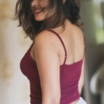 Komal Jha Instagram - “शख्सियत अच्छी होगी तभी दुश्मन बनेंगे, वरना बुरे की तरफ देखता कौन है.... 😈