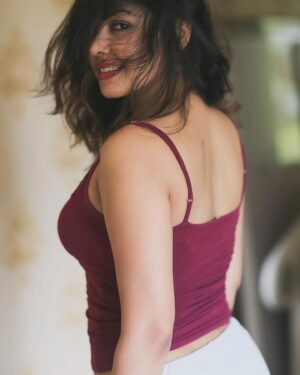 Komal Jha Instagram - “शख्सियत अच्छी होगी तभी दुश्मन बनेंगे,
वरना बुरे की तरफ देखता कौन है.... 😈