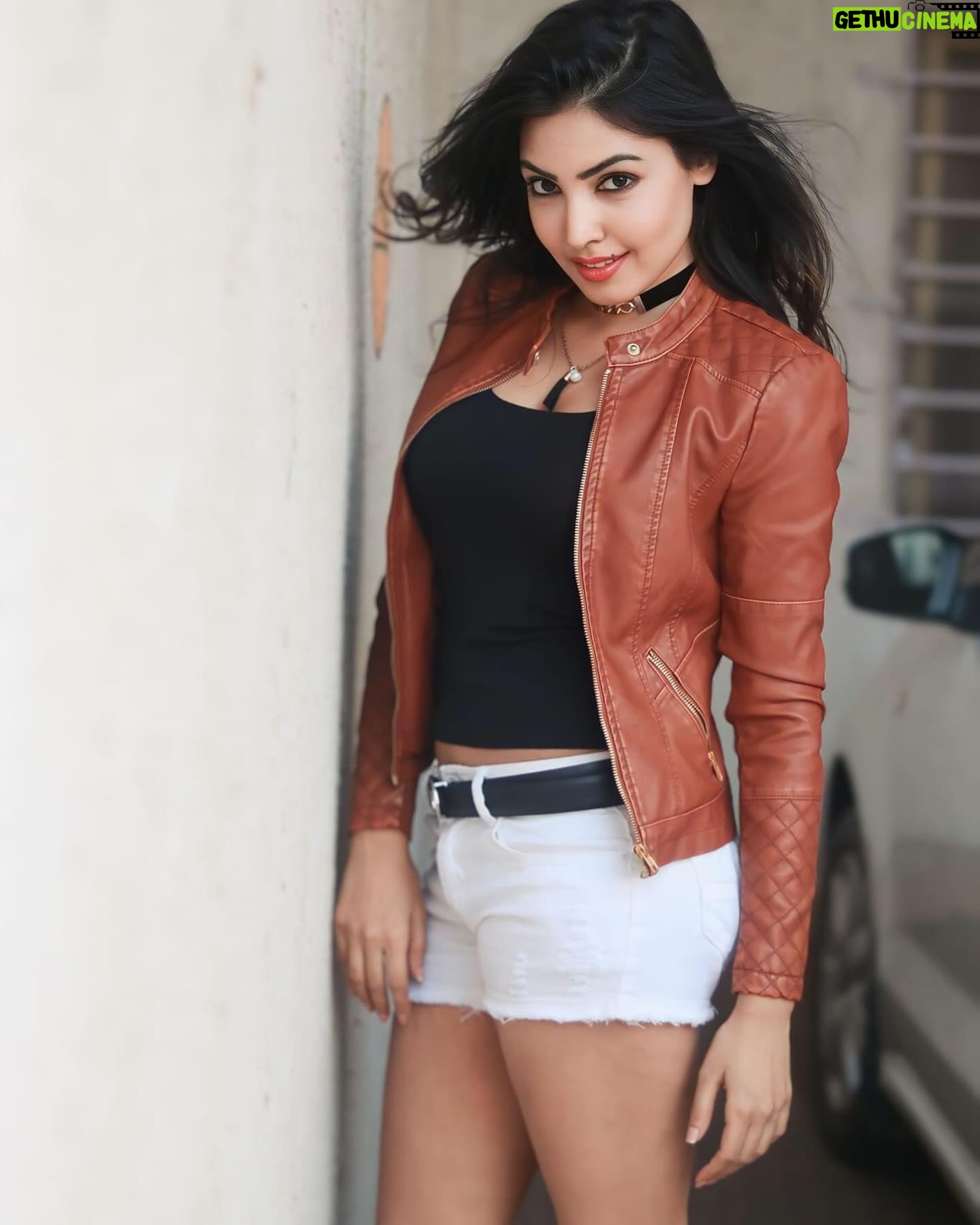 Komal Jha - 80 Likes - मुझे ढूंढने की कोशिश अब न किया कर,
तूने रास्ता बदला तो मैंने मंज़िल बदल ली !
ikomaljha.com