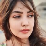 Komal Jha Instagram – Meri saamney waali building mein 
Ek hot sa ladka rehta hai 🎵 🎶 
Afsoos ….magar , hai yeh lekin 🎵 🎶 
Woh ek bacchey ka papa hai😝💀🤣