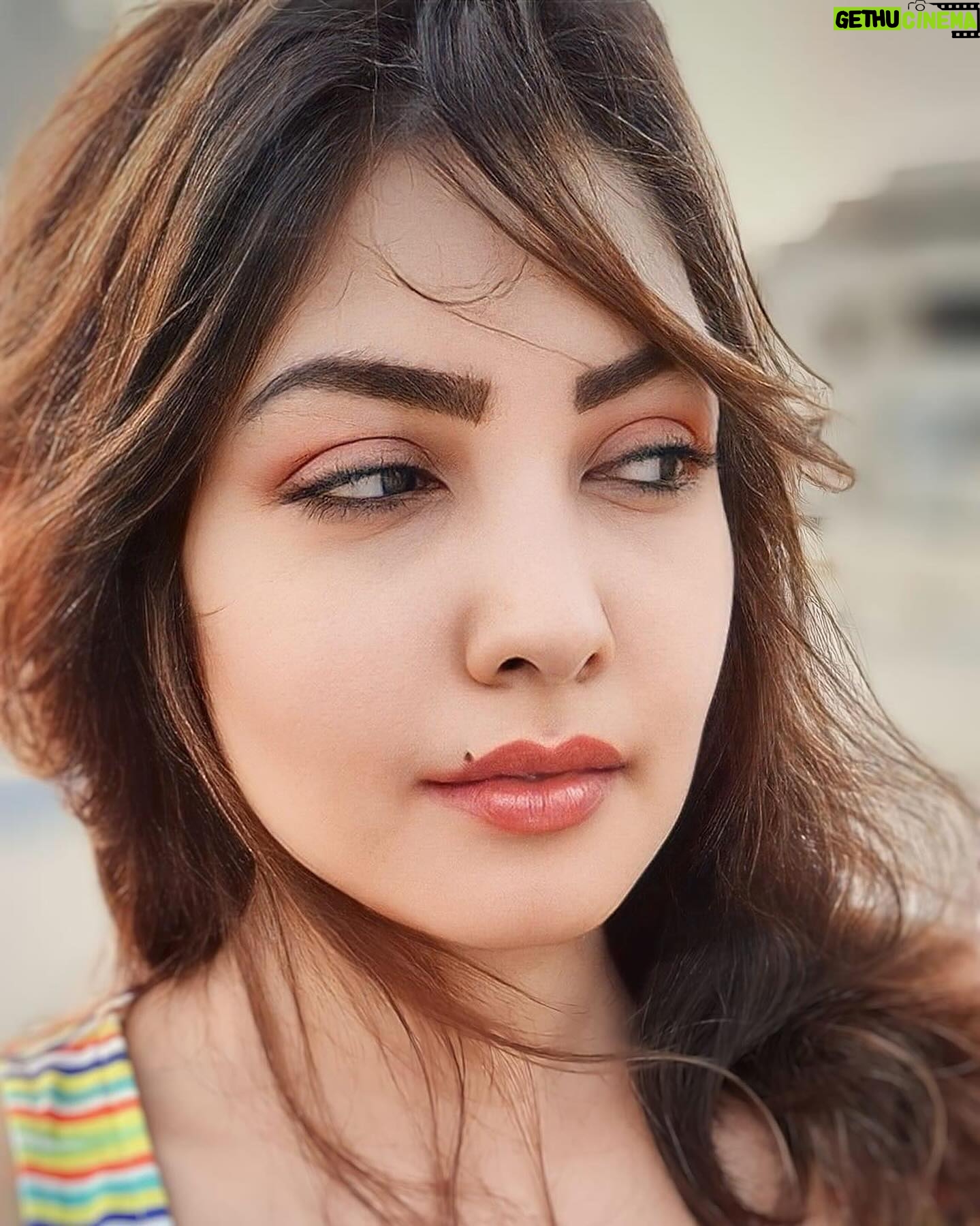 Komal Jha Instagram - Meri saamney waali building mein Ek hot sa ladka rehta hai 🎵 🎶 Afsoos ....magar , hai yeh lekin 🎵 🎶 Woh ek bacchey ka papa hai😝💀🤣