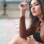 Komal Jha Instagram – मुझे ढूंढने की कोशिश अब न किया कर,
तूने रास्ता बदला तो मैंने मंज़िल बदल ली !

ikomaljha.com