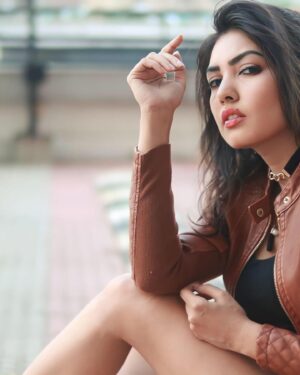 Komal Jha Instagram - मुझे ढूंढने की कोशिश अब न किया कर,
तूने रास्ता बदला तो मैंने मंज़िल बदल ली !

ikomaljha.com