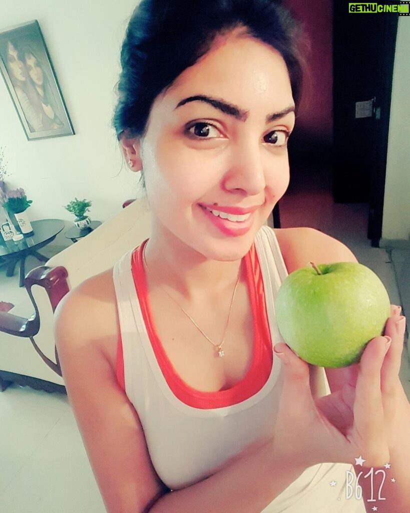 Komal Jha Instagram - Beauty Tip : 365 days 365 green apples = Soft Forever Young Skin Nobody believed me then 🙂🙂🙂🙂