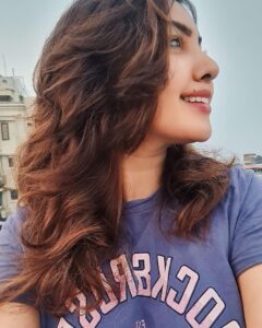 Komal Jha Instagram - Dekhti hoon zara, padosi badhaayi dete hain yaa nahin😉 #IndiavsPak 🇮🇳 🏏