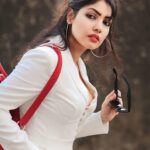 Komal Jha Instagram - Mujhsey Behtar Dhoondney Nikley The Woh Zara Poocho Toh , Kahaan Tak Pahunchey ...🙂