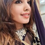 Komal Jha Instagram - With Filter 👈 (Left) Without Filter 👉 (Right)