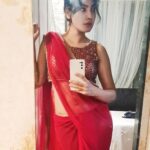 Komal Jha Instagram – Arey bc !!! Kaam wali baai ney mirror 🪞 saaf nahi kiya aaj toh 😬🤪💀🤣…. badi kaamchor hai….