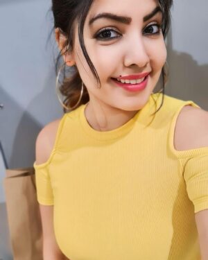 Komal Jha Instagram - Poori duniya ghoom kar aap zaroor aana
Komal jaisi dusri koi mili toh zaroor batana🙃

With  Filter  v/s  Without Filter 

(Sach bolney ki himmat toh hai😎)