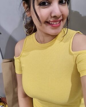 Komal Jha Instagram - Poori duniya ghoom kar aap zaroor aana
Komal jaisi dusri koi mili toh zaroor batana🙃

With  Filter  v/s  Without Filter 

(Sach bolney ki himmat toh hai😎)