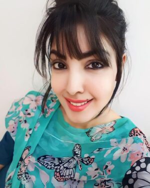 Komal Jha Instagram - Without Filter  v/s  Filter 

1  Or  2 ? 

🦋