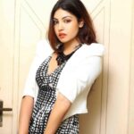 Komal Jha Instagram – Darwazaa  toh  kholo … 🚪