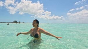 Kourtney Kardashian Barker Instagram - My diamond earring came off in the ocean and it’s gone.