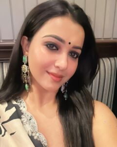 Koushani Mukherjee Instagram - The Bong State Of Mind 🖤🤍 💄: Me 😊 #poilaboishak #saree #sareegirlforever #indianwear #ootn #instagram #instadaily #picoftheday