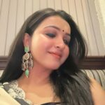 Koushani Mukherjee Instagram – The Bong State Of Mind 🖤🤍

💄: Me 😊

#poilaboishak #saree #sareegirlforever #indianwear #ootn #instagram #instadaily #picoftheday