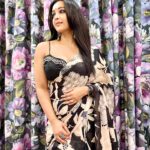 Koushani Mukherjee Instagram – The Bong State Of Mind 🖤🤍

💄: Me 😊

#poilaboishak #saree #sareegirlforever #indianwear #ootn #instagram #instadaily #picoftheday