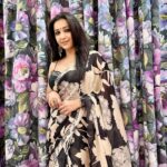 Koushani Mukherjee Instagram – The Bong State Of Mind 🖤🤍

💄: Me 😊

#poilaboishak #saree #sareegirlforever #indianwear #ootn #instagram #instadaily #picoftheday