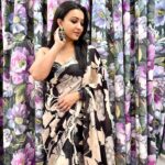 Koushani Mukherjee Instagram – The Bong State Of Mind 🖤🤍

💄: Me 😊

#poilaboishak #saree #sareegirlforever #indianwear #ootn #instagram #instadaily #picoftheday