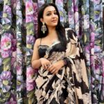 Koushani Mukherjee Instagram – The Bong State Of Mind 🖤🤍

💄: Me 😊

#poilaboishak #saree #sareegirlforever #indianwear #ootn #instagram #instadaily #picoftheday
