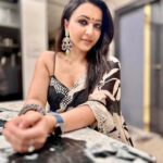 Koushani Mukherjee Instagram – The Bong State Of Mind 🖤🤍

💄: Me 😊

#poilaboishak #saree #sareegirlforever #indianwear #ootn #instagram #instadaily #picoftheday