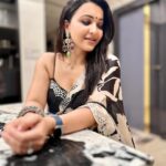 Koushani Mukherjee Instagram – The Bong State Of Mind 🖤🤍

💄: Me 😊

#poilaboishak #saree #sareegirlforever #indianwear #ootn #instagram #instadaily #picoftheday
