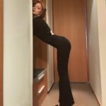 Kris Collins Instagram - POV: pretending to be a 70’s Vogue Model in your hotel room 🕺🏻