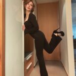 Kris Collins Instagram - POV: pretending to be a 70’s Vogue Model in your hotel room 🕺🏻