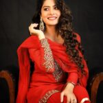 Krishna Mukherjee Instagram – इक बार देख लीजिए
दीवाना बना दीजिए
जलने को है तैयार 
परवाना बना दीजिए 🥀 

Styleby- @stylebysugandhasood 🥀
