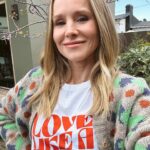 Kristen Bell Instagram - Not sure what to get your MOM for Mother’s day?? Look no further!!! She will look good and do good in this tee! Celebrating all those who mother and honor the kind of love that is determined, powerful, and unconditional. And I am proud to support the @allianceofmoms community and their mission to build bright futures for young parents who have experienced foster care. Join me in #LOVELIKEAMOTHER! Proceeds from this tee will benefit the impactful work of the Alliance of Moms and support essential services, education, and advocacy so that young parents in foster care and their children can heal and thrive. shopallianceofmoms.org