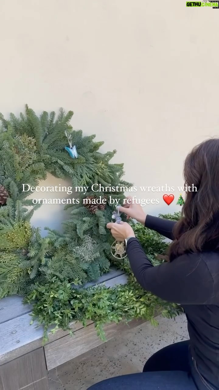 Kristin Davis Instagram - Have you ever seen such beautiful and meaningful ornaments?? You can support refugees by buying these handmade ornaments from @made51_unhcr ❤️🎄