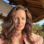 Kristin Davis Instagram - Jet lagged, but the Kenya hair is worth it ❤️ #throwback