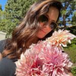 Kristin Davis Instagram - Happy spring, everyone 🩷 here’s to more flowers and sunshine 💐