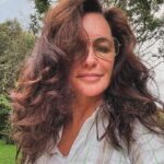 Kristin Davis Instagram - The return of the Kenyan hair IYKYK. Which do you like better ? Sleek fashion show hair or fluffy Safari hair ?