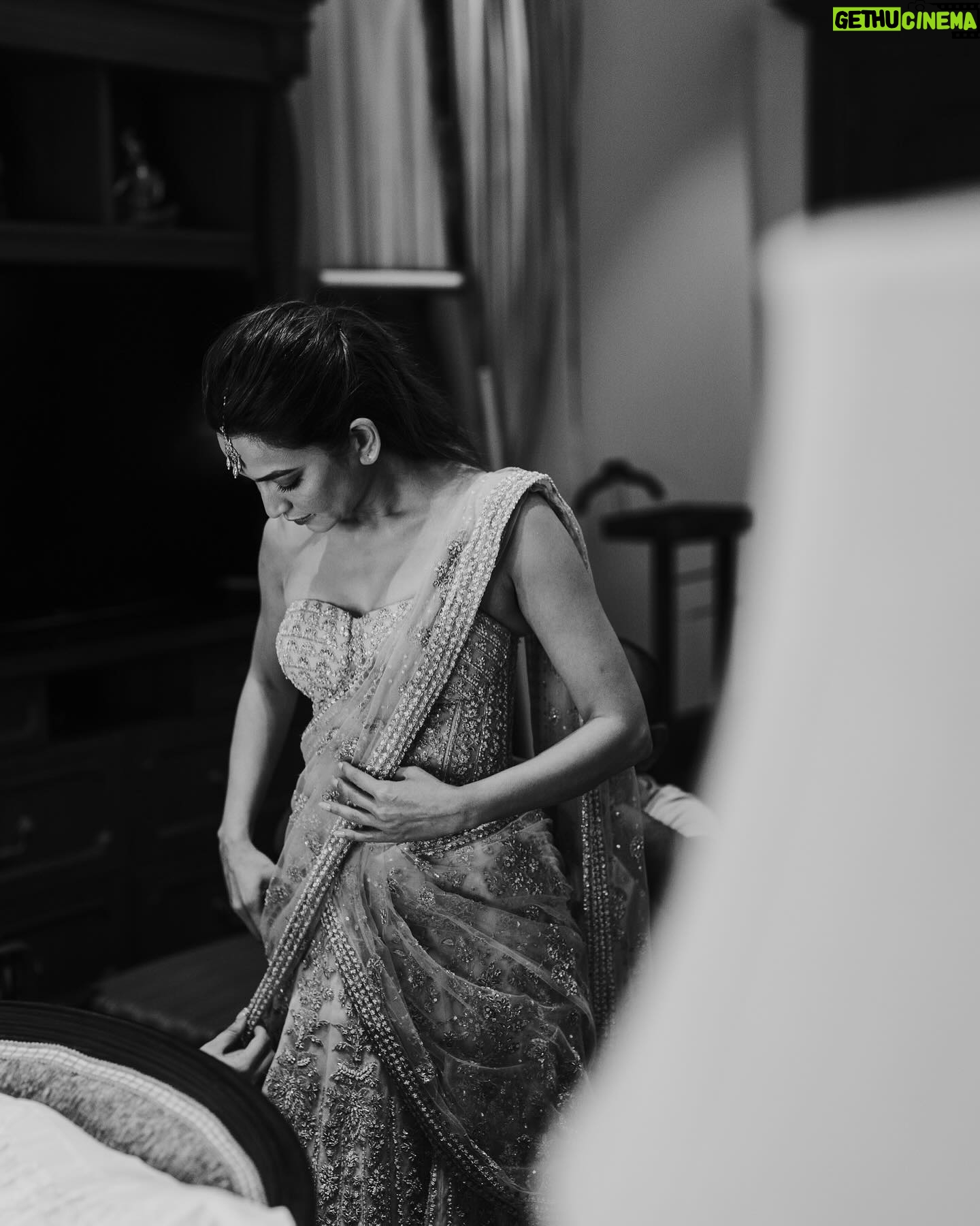 Kriti Kharbanda Instagram - Playing dress up with my most favourite people! ❤️ . . . Makeup @heemaadattaani Hair @the.mad.hair.scientist Outfit @ritukumarhq Jewelry @shriparamanijewels Styling @stylebyami @anoooooshka Photography @thehouseontheclouds Venue @itcgrandbharat Event management @innoceptstudio Decor design and florals @floriaindia Decor execution and production @thedesignatelierweddings Wedding song @sachdevaakhilnasha @vaibhavpani Entertainment @djganesh_djg @vaibhavvermamusic @shankar.bakshi @noorzora Wedding Invites @whitemirageinvites Wedding choreography @ysdcweddingchoreography #sundayfunday #pulkrit #meanttobe #misstomrs