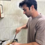 Kriti Kharbanda Instagram – Green flag alert! ❤️ 

Ok so something major happened yesterday and I fell in love all over again. I didn’t think this was possible, but yet, It happened :) 

Pulkit ki pehli rasoi happened yesterday. I walked into the kitchen and realised he’s making halwa. I asked him what he was doing, and he casually responded, “halwa bana raha hoon, it’s my pehli rasoi.” I giggled and told him, pehli rasoi ladki ki hoti hai baby. To which his response was, “that’s so silly, we’ve both decided to share equal responsibility in this relationship. You cooked for our family back home in Delhi, I’ll cook for our family here in bangalore. Simple!” 

He used the word simple. Yes. So casually he changed everything around and used the word simple. And in all honesty it was. It was that simple. @pulkitsamrat you are the best thing that’s ever happened to me. Thank you for showing me that you’re the best decision I’ve ever made. Tu sabr ka phal hai baby, sabse meetha! ❤️

Thu Thu Thu 🧿🥹🧿

P.S.  the pictures aren’t so great coz I was too blurry visually from being supremely emo, but really wanted to share this with the world ❤️

#besthusbandever #myhome #breakingstereotypes #breakingthenorm