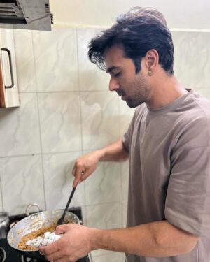 Kriti Kharbanda Instagram - Green flag alert! ❤️ 

Ok so something major happened yesterday and I fell in love all over again. I didn’t think this was possible, but yet, It happened :) 

Pulkit ki pehli rasoi happened yesterday. I walked into the kitchen and realised he’s making halwa. I asked him what he was doing, and he casually responded, “halwa bana raha hoon, it’s my pehli rasoi.” I giggled and told him, pehli rasoi ladki ki hoti hai baby. To which his response was, “that’s so silly, we’ve both decided to share equal responsibility in this relationship. You cooked for our family back home in Delhi, I’ll cook for our family here in bangalore. Simple!” 

He used the word simple. Yes. So casually he changed everything around and used the word simple. And in all honesty it was. It was that simple. @pulkitsamrat you are the best thing that’s ever happened to me. Thank you for showing me that you’re the best decision I’ve ever made. Tu sabr ka phal hai baby, sabse meetha! ❤️

Thu Thu Thu 🧿🥹🧿

P.S.  the pictures aren’t so great coz I was too blurry visually from being supremely emo, but really wanted to share this with the world ❤️

#besthusbandever #myhome #breakingstereotypes #breakingthenorm