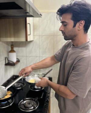 Kriti Kharbanda Instagram - Green flag alert! ❤️ 

Ok so something major happened yesterday and I fell in love all over again. I didn’t think this was possible, but yet, It happened :) 

Pulkit ki pehli rasoi happened yesterday. I walked into the kitchen and realised he’s making halwa. I asked him what he was doing, and he casually responded, “halwa bana raha hoon, it’s my pehli rasoi.” I giggled and told him, pehli rasoi ladki ki hoti hai baby. To which his response was, “that’s so silly, we’ve both decided to share equal responsibility in this relationship. You cooked for our family back home in Delhi, I’ll cook for our family here in bangalore. Simple!” 

He used the word simple. Yes. So casually he changed everything around and used the word simple. And in all honesty it was. It was that simple. @pulkitsamrat you are the best thing that’s ever happened to me. Thank you for showing me that you’re the best decision I’ve ever made. Tu sabr ka phal hai baby, sabse meetha! ❤️

Thu Thu Thu 🧿🥹🧿

P.S.  the pictures aren’t so great coz I was too blurry visually from being supremely emo, but really wanted to share this with the world ❤️

#besthusbandever #myhome #breakingstereotypes #breakingthenorm