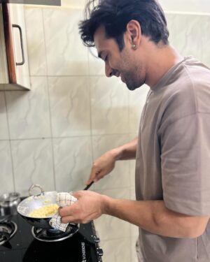 Kriti Kharbanda Instagram - Green flag alert! ❤️ 

Ok so something major happened yesterday and I fell in love all over again. I didn’t think this was possible, but yet, It happened :) 

Pulkit ki pehli rasoi happened yesterday. I walked into the kitchen and realised he’s making halwa. I asked him what he was doing, and he casually responded, “halwa bana raha hoon, it’s my pehli rasoi.” I giggled and told him, pehli rasoi ladki ki hoti hai baby. To which his response was, “that’s so silly, we’ve both decided to share equal responsibility in this relationship. You cooked for our family back home in Delhi, I’ll cook for our family here in bangalore. Simple!” 

He used the word simple. Yes. So casually he changed everything around and used the word simple. And in all honesty it was. It was that simple. @pulkitsamrat you are the best thing that’s ever happened to me. Thank you for showing me that you’re the best decision I’ve ever made. Tu sabr ka phal hai baby, sabse meetha! ❤️

Thu Thu Thu 🧿🥹🧿

P.S.  the pictures aren’t so great coz I was too blurry visually from being supremely emo, but really wanted to share this with the world ❤️

#besthusbandever #myhome #breakingstereotypes #breakingthenorm