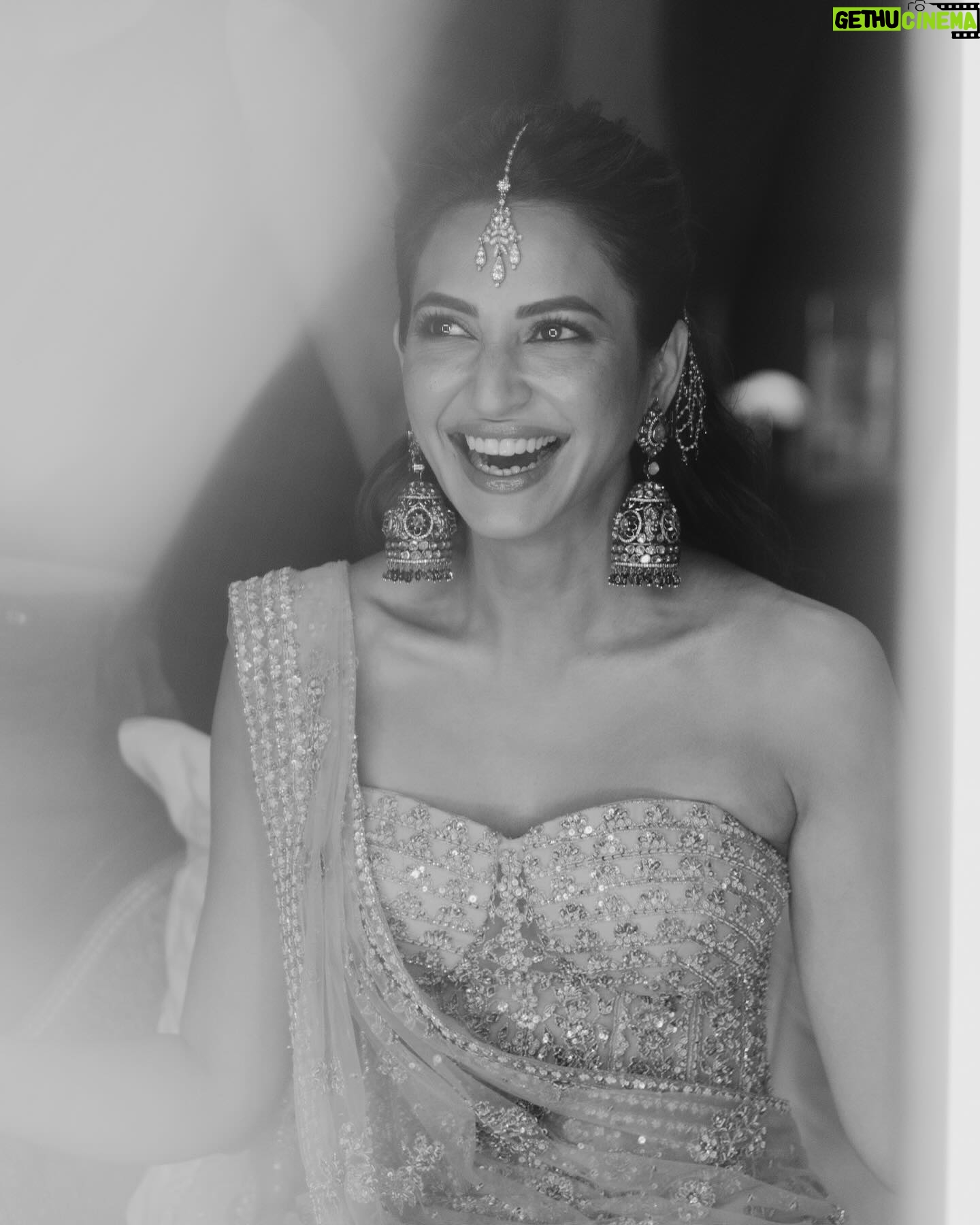 Kriti Kharbanda Instagram - Playing dress up with my most favourite people! ❤️ . . . Makeup @heemaadattaani Hair @the.mad.hair.scientist Outfit @ritukumarhq Jewelry @shriparamanijewels Styling @stylebyami @anoooooshka Photography @thehouseontheclouds Venue @itcgrandbharat Event management @innoceptstudio Decor design and florals @floriaindia Decor execution and production @thedesignatelierweddings Wedding song @sachdevaakhilnasha @vaibhavpani Entertainment @djganesh_djg @vaibhavvermamusic @shankar.bakshi @noorzora Wedding Invites @whitemirageinvites Wedding choreography @ysdcweddingchoreography #sundayfunday #pulkrit #meanttobe #misstomrs