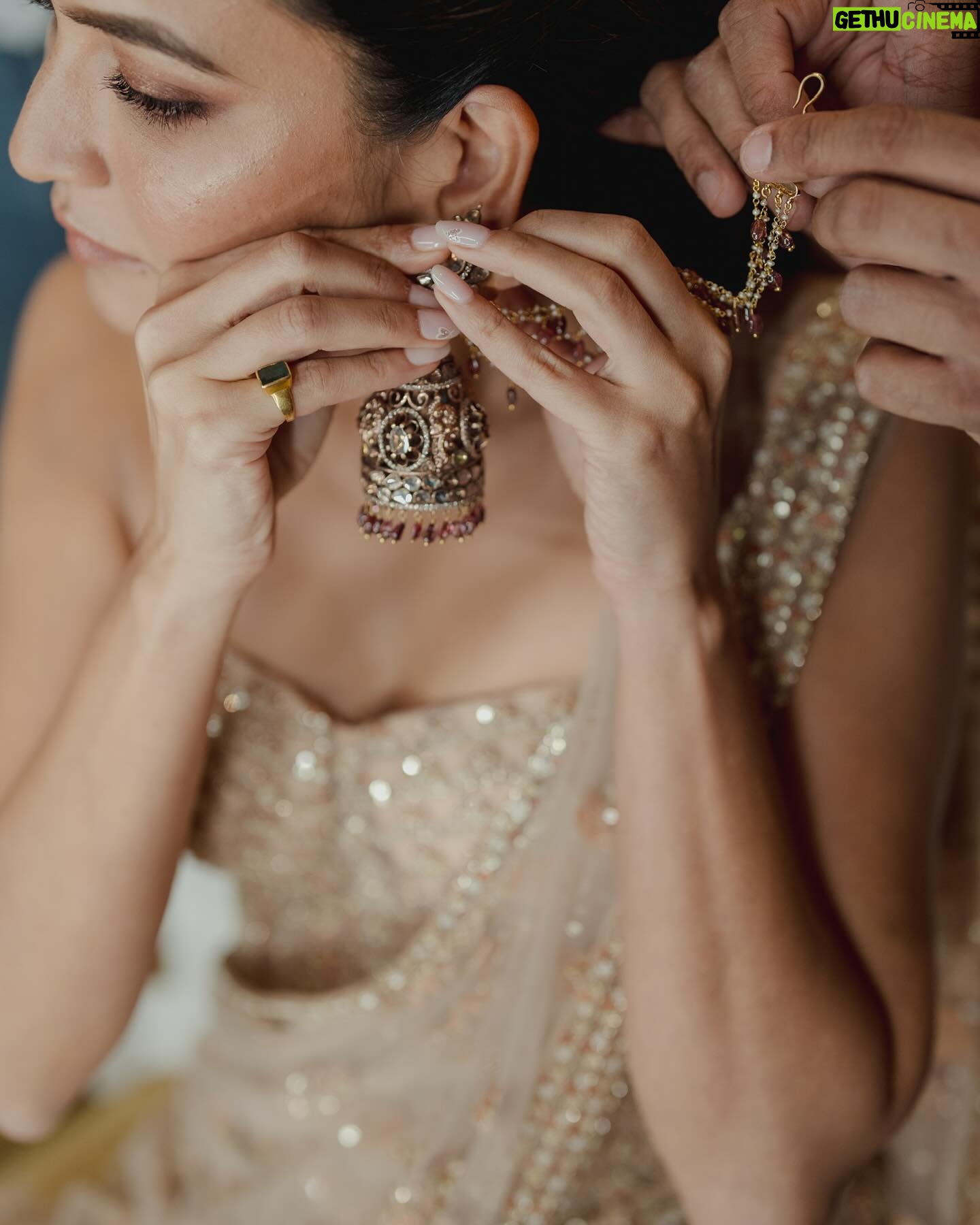 Kriti Kharbanda Instagram - Playing dress up with my most favourite people! ❤️ . . . Makeup @heemaadattaani Hair @the.mad.hair.scientist Outfit @ritukumarhq Jewelry @shriparamanijewels Styling @stylebyami @anoooooshka Photography @thehouseontheclouds Venue @itcgrandbharat Event management @innoceptstudio Decor design and florals @floriaindia Decor execution and production @thedesignatelierweddings Wedding song @sachdevaakhilnasha @vaibhavpani Entertainment @djganesh_djg @vaibhavvermamusic @shankar.bakshi @noorzora Wedding Invites @whitemirageinvites Wedding choreography @ysdcweddingchoreography #sundayfunday #pulkrit #meanttobe #misstomrs