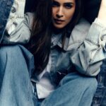 Kriti Sanon Instagram - D E N I M👖🦋 @elleindia ELLE India Editor: @aineenizamiahmedi Photographer: @soujit.das Fashion Editor: @zohacastelino Asst. Art Director: @mount.juno_ Cover design: @harshjagtap_ Words: @words.by.hasina Hair: @nikitamenon1 Makeup: @adrianjacobsofficial Assisted by: @komal_shetty_, @sanaayagajaria (styling); @jasleen.narang (bookings); @sonali20_official (hair); rehanrazakhan1982 (makeup) Production: @cutlooseproductions