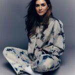 Kriti Sanon Instagram - D E N I M👖🦋 @elleindia ELLE India Editor: @aineenizamiahmedi Photographer: @soujit.das Fashion Editor: @zohacastelino Asst. Art Director: @mount.juno_ Cover design: @harshjagtap_ Words: @words.by.hasina Hair: @nikitamenon1 Makeup: @adrianjacobsofficial Assisted by: @komal_shetty_, @sanaayagajaria (styling); @jasleen.narang (bookings); @sonali20_official (hair); rehanrazakhan1982 (makeup) Production: @cutlooseproductions