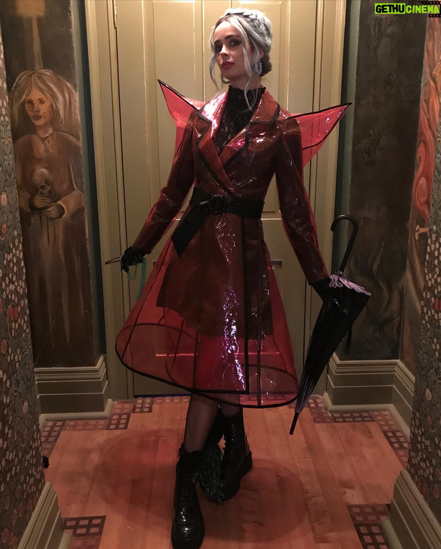 Krysten Ritter Instagram - Fun #bts look at my delicious new role of NATACHA THE WITCH in NIGHTBOOKS - movie comes out Sept 15th on @netflix ! This is one of my favorite characters that Iβve been lucky enough to play - and the hair and make up and costumes on this are just toooooo fun. Letβs go #spookyseason πππ§ββοΈπ»π»π» (dream team @stevesparkle @lesliesebertmakeup @nancyewarren )