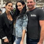 Krysten Ritter Instagram - @fanxsaltlake moment with some of my favorite people. Thanks for having me and thank you to all the fans 💋❤️ 😈👯‍♀️👑🌪️