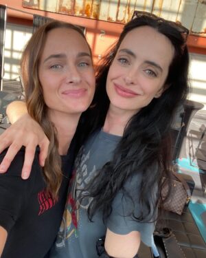 Krysten Ritter Instagram - @fanxsaltlake moment with some of my favorite people. Thanks for having me and thank you to all the fans 💋❤️ 😈👯‍♀️👑🌪️