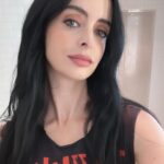 Krysten Ritter Instagram - Little Junket moment for @hbomax #LoveandDeath @tommypelphrey @leslilinka @theresapic - HMU by @pamwiggy and @jamiemakeup ❤️🖤