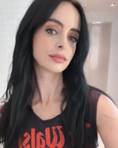 Krysten Ritter Instagram - Little Junket moment for @hbomax #LoveandDeath @tommypelphrey @leslilinka @theresapic - HMU by @pamwiggy and @jamiemakeup ❤️🖤
