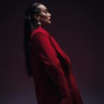 Kseniia Mishyna Instagram – З наступаючим новим роком, друзі !

Ще один рік великих трансформацій позаду. Але сьогодні я не хочу писати про події та важкі обставини в нашій країні . 

Я просто хочу побажати кожному не допускати війну і хаос всередині, бо якщо простір може диктувати правила гри назовні , то всередині тільки ви хазяїн і ніхто окрім вас не обирає стани, поведінки, реакціі і шлях. 
Де б ви не знаходились – найвеличніша цінність, що у вас є – це ви . 
Тож почніть новий рік з усвідомлення того, що ви відповідальні за кожний свій крок, за кожну свою думку . І перестаньте сподіватись на те, що хтось щось вирішить, припинить, зʼясує. Будуйте своє життя поки воно є. 

Люблю вас . Ціную кожного хто ловить мою хвилю … Я за усмішку і щастя кожного ❤️